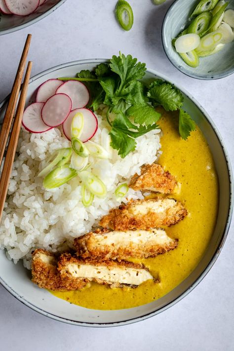 Vegan Tofu Katsu Curry, a simple, but very tasty dish. Tofu is coated in panko breadcrumbs then fried until crispy. Served with a tasty homemade Japanese curry sauce, sticky rice and some veggies. Perfect vegan comfort food. Katsu Curry Recipe Vegetarian, Fast Tofu Recipes, Tofu Japanese Curry, Panang Curry Vegetarian, Light Vegetarian Meals, Zucchini Katsu, Japanese Food Vegan, Tofu And Rice Recipes, Mushroom Katsu