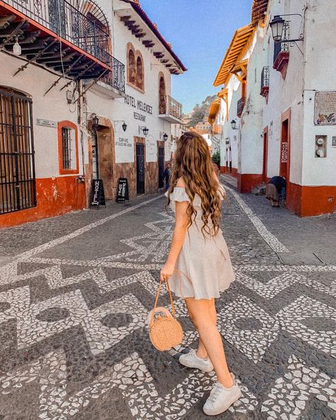 Taxco, Guerrero, Mexico. #mexico #visitmexico #travelmexico #taxco #viajerasmexicanas Tulum Mexico Outfits, Goa Outfits, Tequila Jalisco, Travel Pose, Couple Lifestyle, Outfits For Mexico, America Latina, Photography Pics, Foto Casual