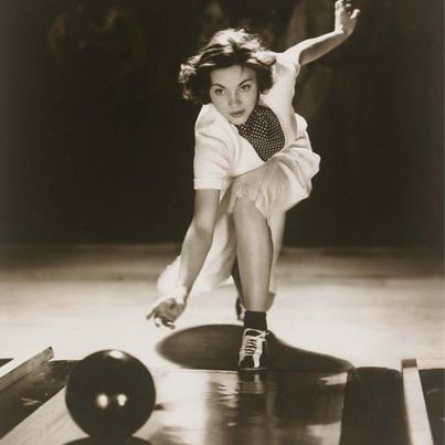 vintage classic bowling Bowling Outfit, Bowling Party, Bowling Shoes, Bowling Shirts, Vintage Pictures, Vintage Beauty, Vintage Photography, Vintage Images, White Photography