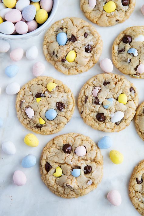 Cadbury Egg Cookies Cadbury Egg Cookies, Cadbury Cookies, Skillet Cookies, Mini Eggs Cookies, Egg Cookies, Cadbury Eggs, Easter Egg Candy, Easter Egg Cookies, No Egg Cookies