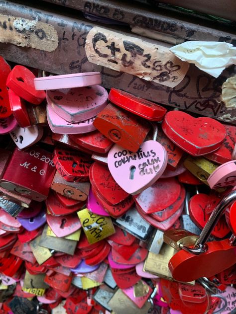 Verona Italy Aesthetic Romeo And Juliet, Padlock Aesthetic, Toscana Aesthetic, Verona Italy Aesthetic, Italia Aesthetic, Italy Verona, Love In Italy, Letters To Juliet, Italy Vibes