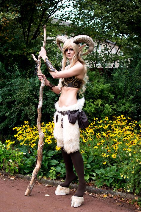 Satyr cosplay Goat Cosplay, Fawn Cosplay, Satyr Cosplay, Dnd Clothing, Satyr Costume, Demon Goat, Faun Costume, Halloweenský Makeup, Ren Fest