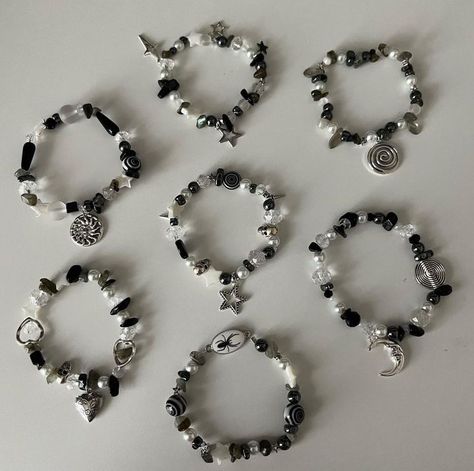 Kpop Bracelet Ideas, Jewelry Kpop, Diy Kandi Bracelets, Gelang Manik-manik, Grunge Jewelry, Fancy Jewellery Designs, Gelang Manik, Beads Bracelet Design, Jewelry Accessories Ideas