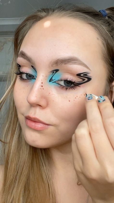 Holo Eyeshadow Looks, Rave Eyeliner Looks, Graphic Liner Makeup Looks, Eye Makeup For Almond Eyes, Cool Eyeliner Designs, Makeup For Almond Eyes, Creative Makeup Looks Inspiration, Colorful Graphic Liner, Makeup Inspo Creative