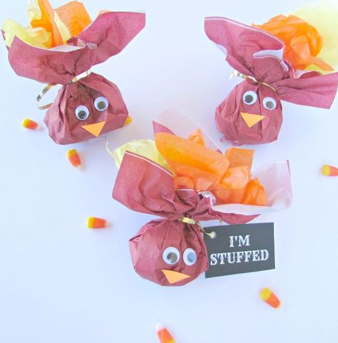 We're loving these Turkey Treat Bags with Printable Tags from Val Event Gal. Turkey Gift Bags, Thanksgiving Candy Grams, Thanksgiving Grams, Turkey Treat Bags, Party Favor Ideas For Kids, Fall Party Favors, Thanksgiving Poems, Easy Diy Thanksgiving, Thanksgiving Candy