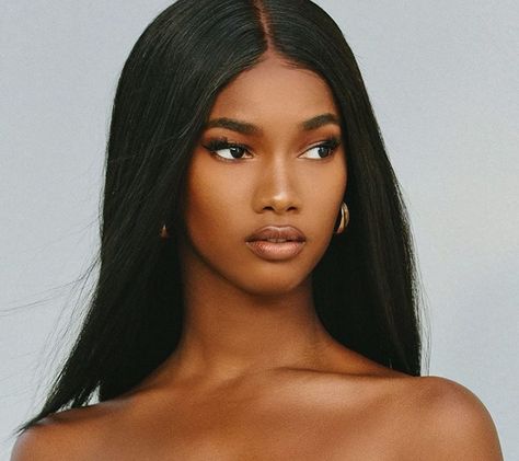 Mariama Diallo, Light Skin Makeup, Black Women Makeup, Dark Skin Beauty, Model Aesthetic, Sleek Hairstyles, Dark Skin Women, African Beauty, Beauty Inspiration