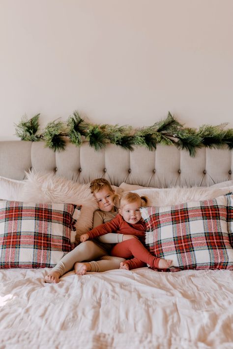 Mommy And Me Christmas, Diy Christmas Photo, Moms And Daughters, Christmas Family Photoshoot, Christmas Outfit Ideas, Baby Christmas Photos, Christmas Pj, Family Christmas Pictures, Christmas Jammies