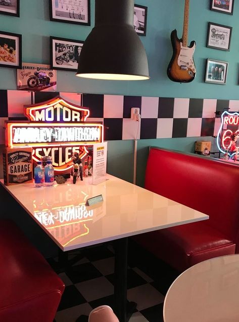 usa, america, vintage, aesthetic wallpaper. pinterest xxsofy Retro Cafe Aesthetic, 80s Diner Aesthetic, Retro Cafe Interior, Retro Diner Aesthetic, Vintage Cafe Aesthetic, 80s Cafe, 80s Diner, 90s Cafe, Retro Diner Decor