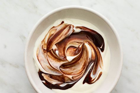 10 Healthy Snack Ideas to Get You Through the Day Chocolate Yogurt Recipe, Chocolate Greek Yogurt, Healthy Snack Choices, Yoghurt Recipe, Healthy Snack Alternatives, Chocolate Yogurt, Healthy Snack Ideas, Good Carbs, Healthy Carbs