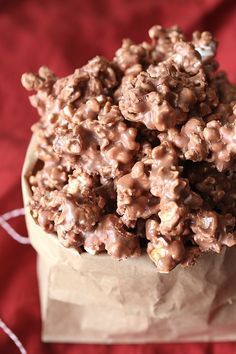 Crazy yummy Fudgy Marshmallow Popcorn...it's popcorn coated in fudge with marshmallows everywhere. Prepare to be addicted! Fudge With Marshmallows, Popcorn Recipes Chocolate, Popcorn Recipes Easy, Marshmallow Popcorn, Popcorn Treats, Homemade Popcorn, Chocolate Popcorn, Candy Popcorn, Chocolate Covered Treats