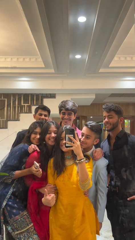 Group Photos Indian, Hidden Face Aesthetic, Girls Dpz Stylish, Desi Video, Group Photo Poses, Desi Vibes, Friend Stuff, Letter Images, Alcohol Party