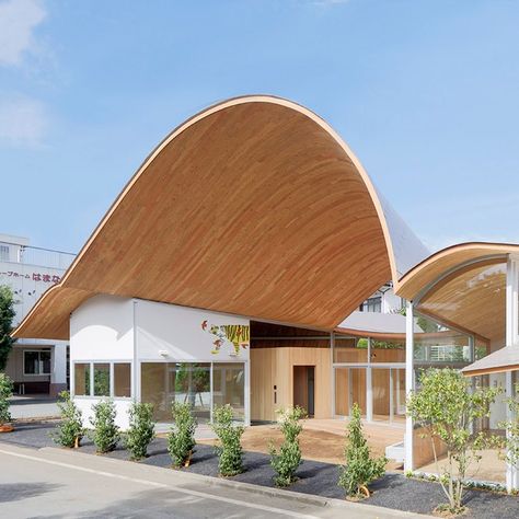 Plywood was used by Takashige Yamashita to create the dramatic undulating roof of this nursery in Japan's Yamanashi prefecture. The laminated-veneer-lumber rafters are sandwiched between layers of structural plywood to add rigidity to the overall roof structure and ensure it is able to achieve spans of up to ten metres. Courtyard Canopy, Undulating Roof, Dining Pavilion, Architecture Studies, Modern Japanese Homes, Pier House, Plywood Table, Plywood Projects, Design Tricks