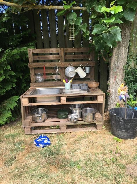 Outdoor Play Kitchen, Diy Pallet Decoration, Mud Kitchen For Kids, Diy Mud Kitchen, Play Kitchens, Outdoor Play Areas, Diy Playground, Kids Outdoor Play, Pallet Decor