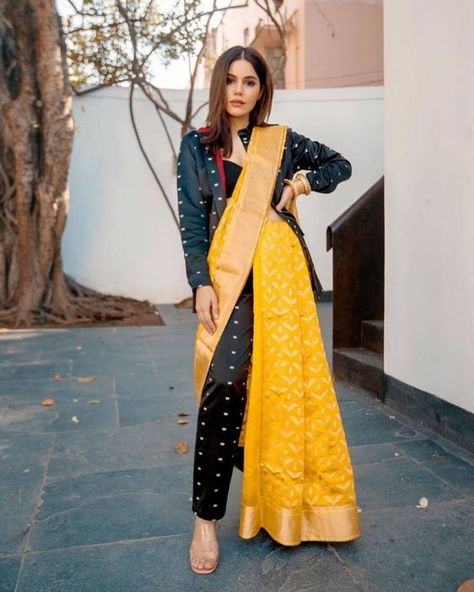 Unique Saree Draping, Saree Draping Ideas, Saree With Pants, Unique Saree, Draping Ideas, डिजाइनर कपड़े, Draping Styles, Saree Wearing Styles, Saree Wearing