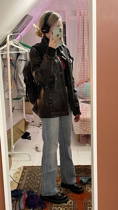 Do Martins Outfit, How To Style A Backpack, Winter Aesthetic Accessories, Leather Jacket School Outfit, Jeans With Leather Jacket Outfit, Low Docs Outfit Aesthetic, Fall Outfit Leather Jacket, Cool Headphones Aesthetic, Fits With Leather Jackets