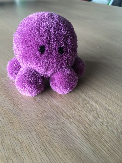 Cute Pom Pom Animals, Things To Make Out Of Pom Poms, Pom Pom Octopus, Things To Do With Pom Poms, Pompon Animals Diy, Cute Pom Pom Crafts, Craft Pom Pom Ideas, Pompom Octopus, Easy Pom Pom Crafts