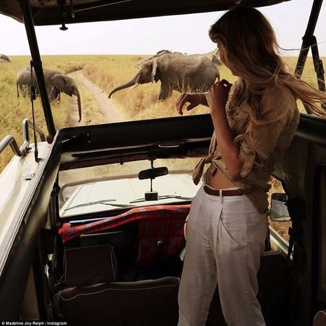 Zoologist Career, Spam Instagram, Safari Outfits, Environmental Scientist, Wildlife Biologist, Animal Conservation, Marine Biologist, Africa Safari, Dream Career