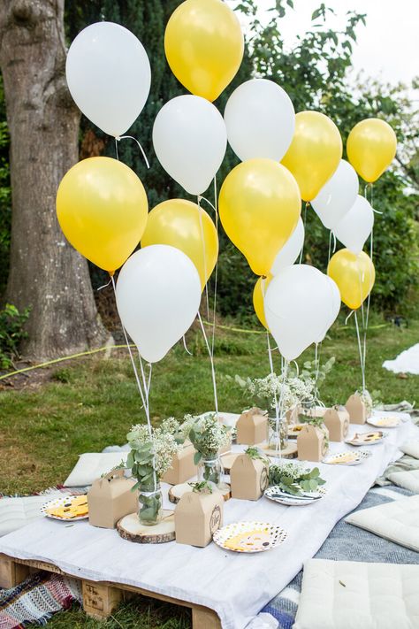 Yellow 18th Birthday Party, Birthday Yellow Theme, Yellow Themed Birthday Party, Outdoor Birthday Party Decorations, Kids Gardening Party, Diy Garden Party, Decoration Buffet, Idee Babyshower, Daisy Party