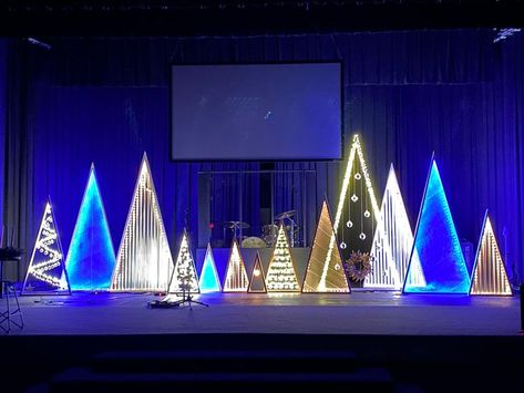 Easy Christmas Stage Decorations, Christmas Tree Stage Design, Snowflake Stage Design, Modern Christmas Stage Design, Stage Decor Christmas, Winter Stage Design, Christmas Stage Decorations Church, Christmas Stage Ideas, Large Scale Christmas Decor