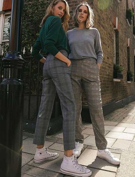 British Style Outfits, Trousers With Sneakers, Checkered Trousers, Street Style Fall Outfits, Checkered Pants, Mom Jeans Outfit, Trendy Street Style, London Street Style, Stylish Hats