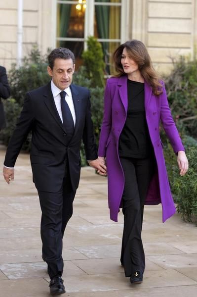 France's President Nicolas Sarkozy (L) a Purple Coat Outfit, Carla Bruni Style, Stylish Business Outfits, Euro Chic, Fashion Travel Outfit, Winter Coat Outfits, Power Couples, Outfit Inspiration Women, Purple Coat