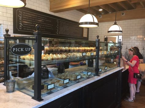 I also needed some sugar, so I joined the swift-moving line for the bakery. We were all given order cards ahead of time to present to the cashier. The inside is decorated in Joanna's signature black-and-white style, with wood elements on the ceiling. Small Shop Interior, Coffee House Interiors, Juice Bar Interior, Bakery Shop Interior, Chip Gaines, Order Cards, Bakery Shop Design, Bakery Interior, Bakery Design Interior