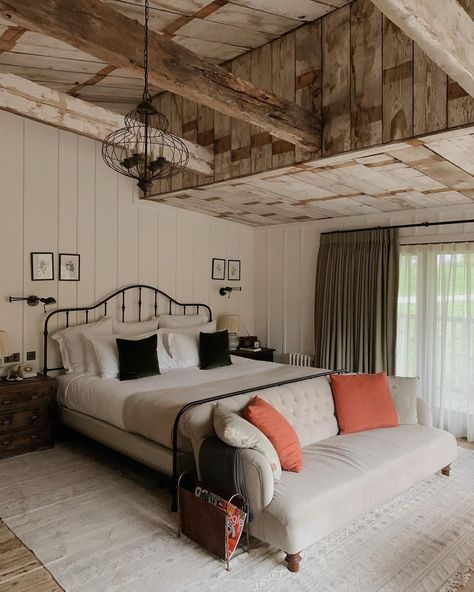 Soho Farmhouse Interiors, Panelling Walls, Log Cabin Bedrooms, Lakehouse Bedroom, Farmhouse Cabin, Soho Farmhouse, Cabin Bedroom, Decor Hallway, Cottage Bedroom