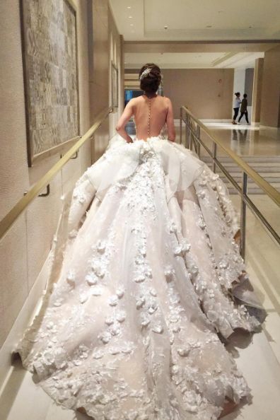 Royal Train, 파티 드레스, White Wedding Dress, Mod Wedding, 3d Flowers, Wedding Dress Inspiration, Beautiful Wedding Dresses, Quinceanera Dresses, Dream Wedding Dresses