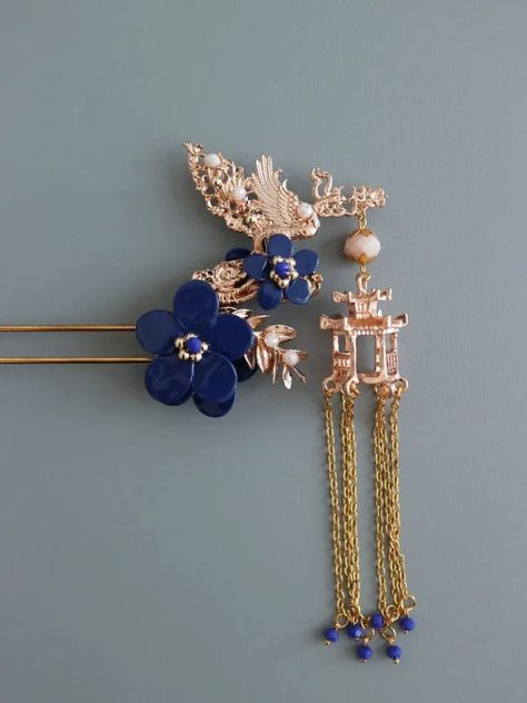 ~ What is it for? For your traditional Chinese wedding, I handmade this hairpin for you. It s a pretty hair pin with blue flowers, gold phoenix and pagoda Lenght: 8cm for decorative part, and 10cm for the pin Its double sided, you can wear it on left or right side of your head Material: Tarnish Ancient Chinese Hairpin, Chinese Accessories Traditional, Hair Pins Aesthetic, Chinese Headpiece, Chinese Hair Comb, Chinese Bridal Hair, Traditional Chinese Jewelry, Blue Hairpin, Chinese Hair Pin