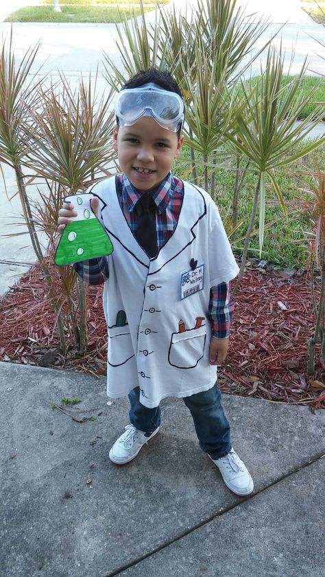 T-shirt and marker scientist lab coat for career day at school. Science Dress Up, Diy Scientist Costume Kids, Lab Coat Decorating Ideas, Mad Scientist Costume Kids, Mad Scientist Halloween Costume, Science Costumes, Kids Lab Coat, Science Dress, Mad Scientist Costume