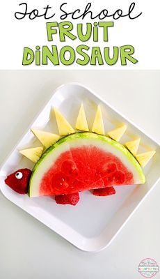 This fruit dinosaur would make the cutest snack for tot school, preschool or kindergarten. Fruit Dinosaur, Dinosaur Snacks, Dinosaur Food, Yummy Fruit, Dinosaurs Preschool, Decorações Com Comidas, Food Art For Kids, Dinosaur Themed Birthday Party, Preschool Snacks