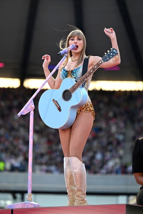 Lover Guitar, Tyler Swift, Taylor Swift Guitar, Engagement News, Taylor Swift Birthday, Lena Dunham, Blue Bodysuit, Taylor Swift Funny, Taylor Swift Outfits