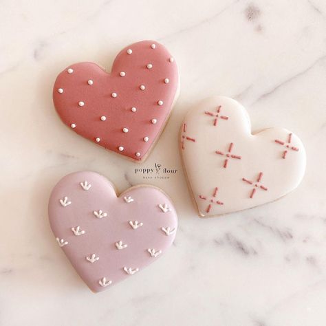 Cute Icing Cookies, Heart Royal Icing Cookies, Heart Sugar Cookies Decorated, Cute Sugar Cookies Designs, Valentines Sugar Cookies, Baby Shower Cookies Neutral, Mini Sugar Cookies, Heart Sugar Cookies, Cookies Love