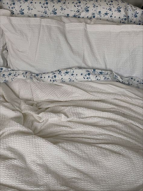 Bedding White Comforter, Clean Room Aesthetics, Colorful Sheets White Comforter, Clean Bedroom Aesthetic Blue, White Blue And Beige Bedroom, Blue Flower Sheets Aesthetic, White Comforter With Blue Sheets, Aesthetic Bedding White, Blue Sheets White Duvet