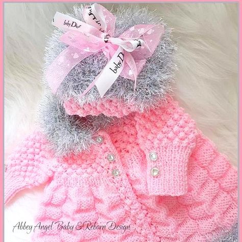 Mulberry Handknit Design, Baby Knits, Popular Outfits, Baby Makes, Baby Knitting Patterns, Fur Collars, Beanie Hats, Baby Stuff, Baby Knitting