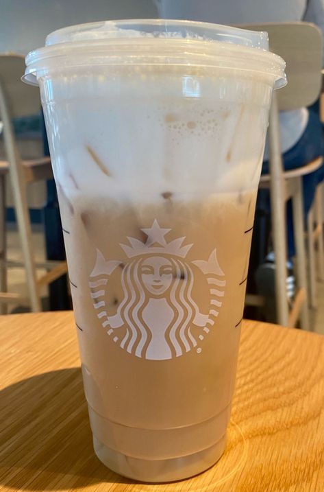 Peppermint Cold Brew Starbucks, Starbucks Iced Peppermint Mocha, Peppermint Cold Brew, Starbucks Peppermint Drinks, Peppermint Starbucks Drinks, Sweet Cream Cold Brew Starbucks, Christmas In A Cup, Sweet Cream Cold Brew, Starbucks Peppermint Mocha