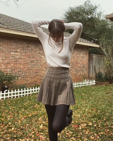 Brown Plaid Pleated Skirt Outfit, Girly Academia Outfits, Outfits With Skirts Aesthetic, Fall Girly Outfits, Autumncore Outfit, Pretty Outfits Fall, Cute Fall Skirts, Cute Fall Skirt Outfits, Casual Girly Outfits