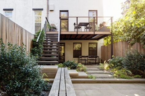 Brooklyn Backyard, Townhouse Garden, Outdoor Walkway, Modern Townhouse, Balkon Design, Townhouse Designs, Casa Patio, Garden Designer, Modern Garden Design