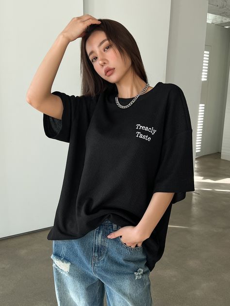 Black Casual Collar Half Sleeve Fabric Letter  Embellished Slight Stretch  Women Tops, Blouses & Tee Black Graphic Tee Outfit, Drop Shoulder Tshirt, Baggy Tshirt, Streetwear Tshirt Design, Baggy Shirt, Embroidery Letter, Downtown Outfits, Graphic Tee Outfits, Drop Shoulder Tee