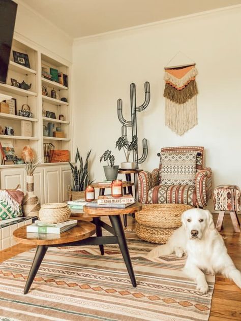 This Dallas home has boho decor, plenty of desert, southwestern elements and gorgeous natural light. We love the bright green elements in the bedroom, the geometric tile in the bathroom and the woven wicker furniture throughout. Rustic Bohemian Living Room, Southwestern Living Room, Dekorasi Bohemia, Dallas House, Modern Boho Bedroom, Bohemian Living Room Decor, Southwestern Home Decor, Desert Decor, Southwestern Home