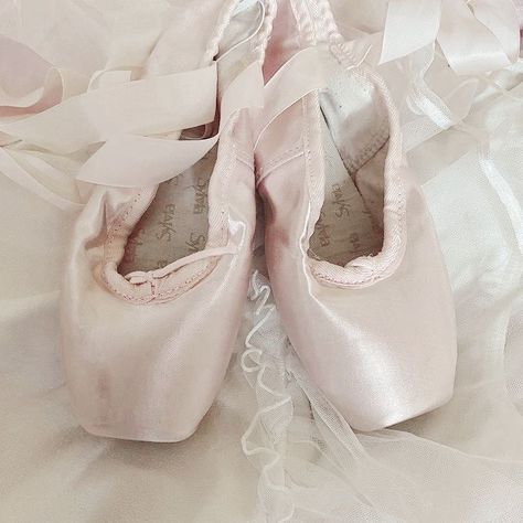 Vintage Princess Aesthetic, Pink Ballet Shoes, Ballet Beauty, Charmmy Kitty, Little Ballerina, Vintage Princess, Pink Girly Things, Pink Vibes, Pointe Shoes