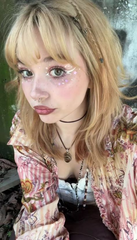 Hippie Makeup, Looks Hippie, Funky Makeup, Vampire Bride, Swag Makeup, Drone Images, Ethereal Makeup, Interesting Images, Dope Makeup