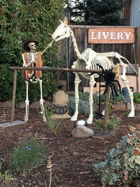 Country Halloween Decor, Scary Farm, Country Halloween, Halloween Outside, Western Halloween, Halloween Yard, Theme Halloween, Halloween Inspiration, Halloween Pictures