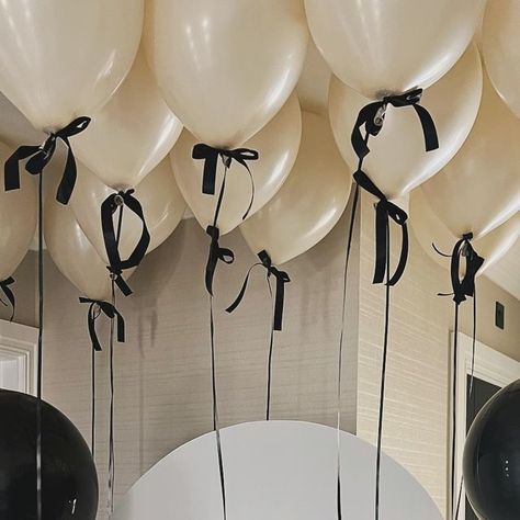 Bexley confetti Balloons - Balloons and Balloon training on Instagram: "Bringing baby home in style 🖤" Balloon Aesthetic Birthday, White Balloons Black Ribbon, White Balloons With Bows, 20 Balloons Birthday, Sister Birthday Decoration Ideas, Birthday 2024 Ideas, Bows On Balloons, Minimal Balloon Decor, 29 Bday Birthday Ideas