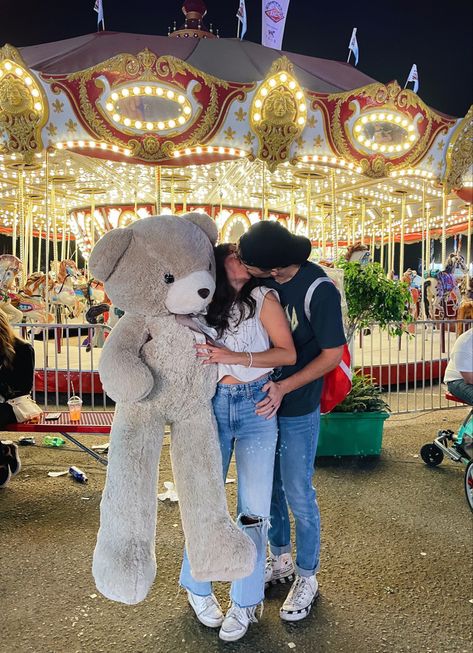 Amusement Park Couple Aesthetic, Cute Fair Pics With Boyfriend, Places To Travel With Boyfriend, Couple Activities Aesthetic Ideas, Fair With Boyfriend, Couple Date Ideas Pictures, Theme Park Couple, Theme Park Date, Couple Things To Do