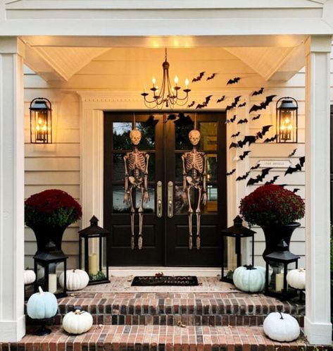 We are sharing over 53 epic Halloween front porch decor ideas that you are going to want to replicate! These are all gorgeous and so fun for Fall and Halloween! Porche Halloween, Front Porch Decor Ideas, Halloween Front Porch Decor, Happy Friday Friends, Halloween Porch Decorations, Fall Front Porch Decor, Halloween Front Porch, Front Porch Decor, Fall Front Porch