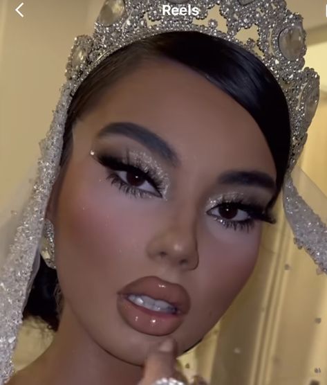 Silver Glitter Glam Makeup, Silver Eye Makeup For Prom, Quinceanera Makeup Silver, Quince Makeup Looks Silver, Makeup Look For White Dress, Champagne Makeup Look Quince, Silver Glitter Makeup Looks, Simple Quince Makeup, Gold Quince Makeup