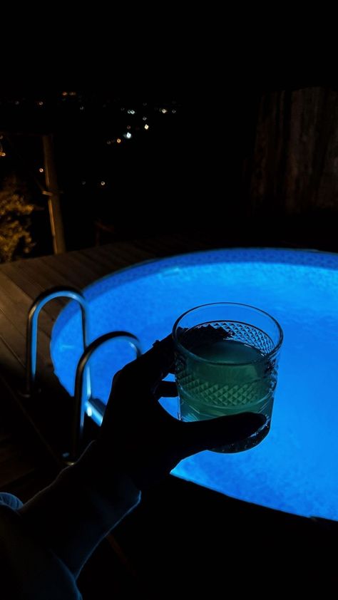 Night Pool Snap, Drink Night Aesthetic, Pool At Night Aesthetic, Fake Story Instagram Night, Poste Instagram, Coffee Love Quotes, Good Girl Quotes, Pool Drinks, Pool At Night