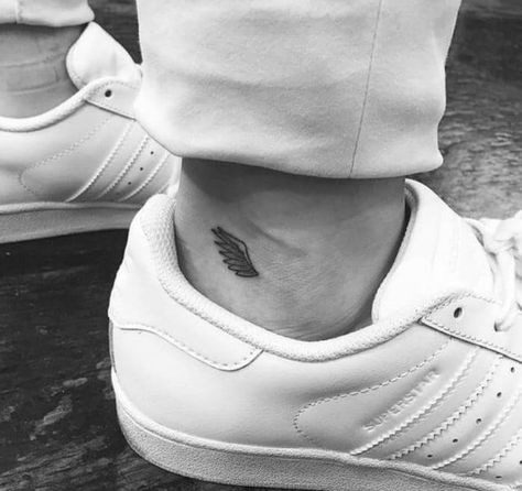 Small Wing Tattoos, Small Wings Tattoo, Ankle Tattoo Men, Alas Tattoo, Wallpaper Hippie, Tattoo Placements, Tatuagem Masculina Pequena, Small Wing, Jon Boy