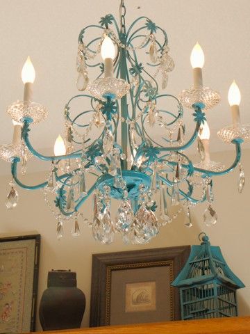 Spraypainted Turquoise Chandelier Makeover Chandelier Redo, Spray Paint Lamps, Painted Chandelier, Spray Paint Projects, Chandelier Makeover, Turquoise Chandelier, Old Chandelier, Luminaire Original, Blue Chandelier